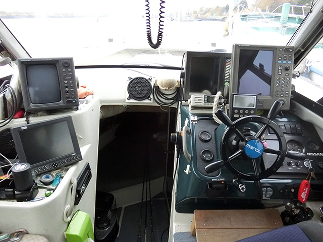 魚探やレーダーなどの機器を搭載した操舵室